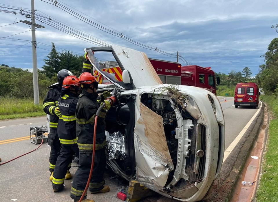 Carro capota próximo ao portal da cidade de Cunha nesta quarta-feira (15)