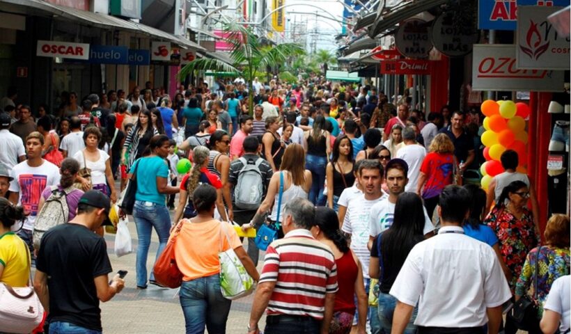 Consumidores caminhando no calçadão no centro de SJC. Após 2022 positivo, lojistas de São José dos Campos estão otimistas para 2023