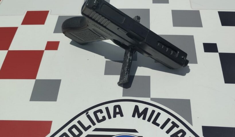 simulacro de arma de fogo apreendido com suspeito de roubo em posto de gasolina em Lorena