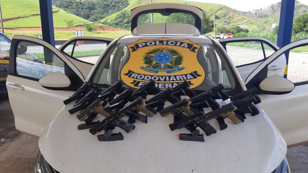 pistolas e carregadores apreendidas pela PRF em Lavrinhas