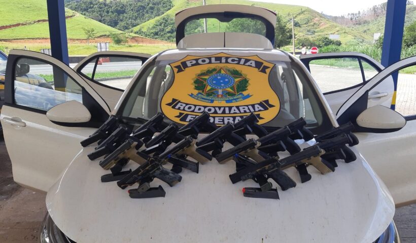 pistolas e carregadores apreendidas pela PRF em Lavrinhas