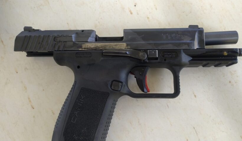 Com ele, foi encontrada uma pistola  com numeração raspada, configurando crime de porte ilegal de arma de fogo de uso restrito, previsto no Estatuto do Desarmamento.