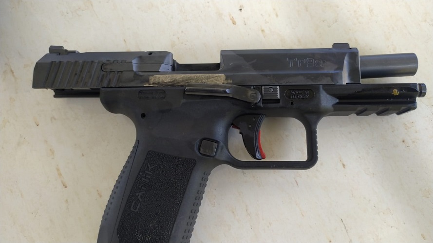 Com ele, foi encontrada uma pistola  com numeração raspada, configurando crime de porte ilegal de arma de fogo de uso restrito, previsto no Estatuto do Desarmamento.