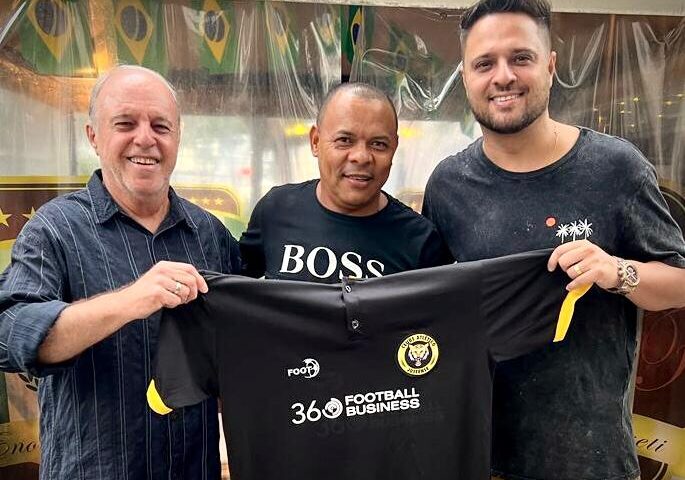 Presidente do Atlético Joseense, Manoel Monteiro, ao lado de Paulo Campos e Junior Ferreti, donos da 360 Football Business