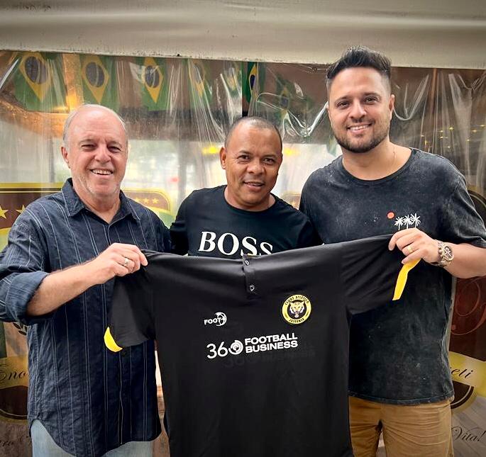 Presidente do Atlético Joseense, Manoel Monteiro, ao lado de Paulo Campos e Junior Ferreti