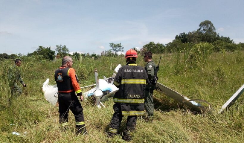 Agentes dos bombeiros ao lado de aeronave de pequeno porte que caiu em Taubaté