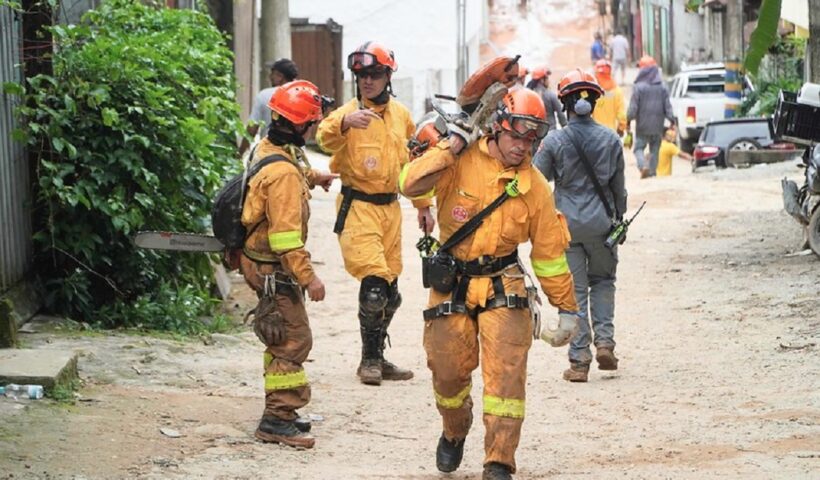 Grupo de bombeiros trabalhando na busca por desaparecidos no litoral. Sobe para 64 o número de mortos após temporal no Litoral Norte