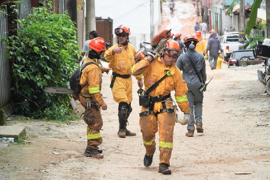 Grupo de bombeiros trabalhando na busca por desaparecidos no litoral. Sobe para 64 o número de mortos após temporal no Litoral Norte