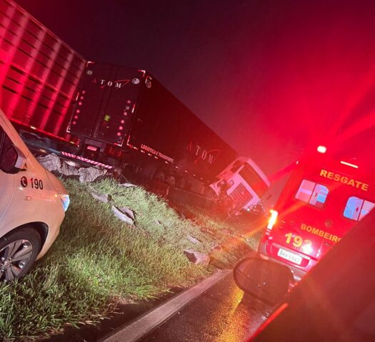 Caminhão com carga de móveis se acidente da Via Dutra km 144, em SJC