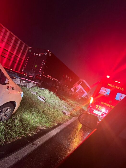 Caminhão com carga de móveis se acidente da Via Dutra km 144, em SJC