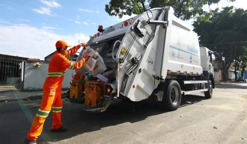Serviço da Coleta de lixo em São Francisco Xavier