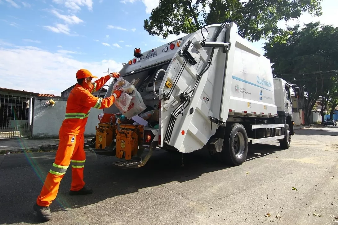 Serviço da Coleta de lixo em São José dos Campos