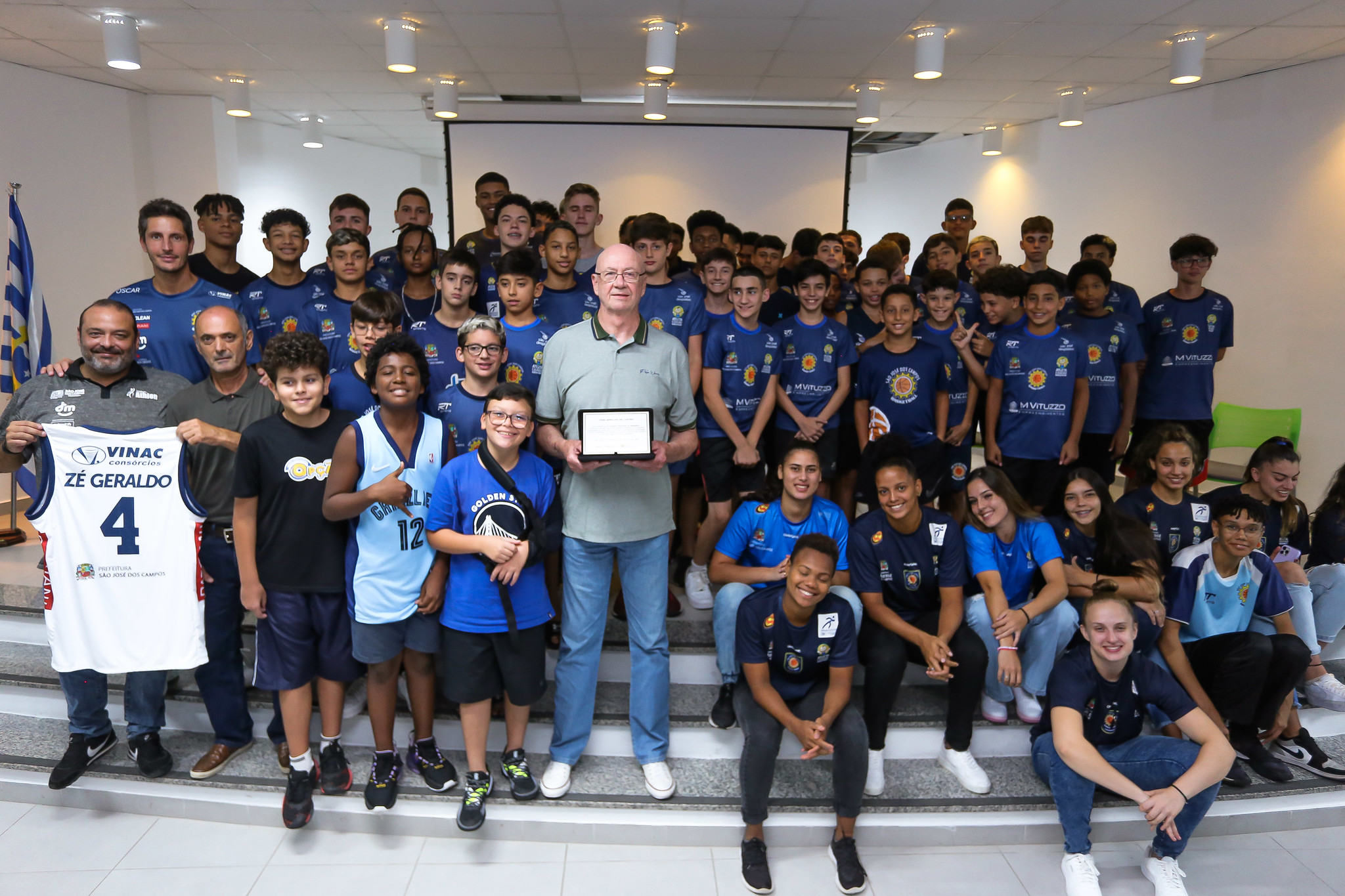 Zé Geraldo ao lado dos jovens que integram a equipe de basquete do programa Atleta Cidadão da Prefeitura de São José dos Campos