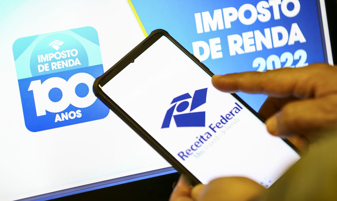 Pessoal consulta lote residual do Imposto de Renda Pessoa Física. Foto: Marcelo Camargo/Agência Brasil