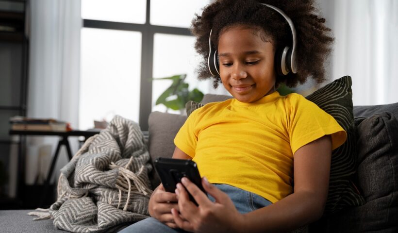 Criança com celular na mão. Governo de SP sanciona Lei sobre o uso consciente de aparelhos eletrônicos por crianças