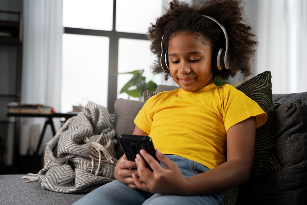 Criança com celular na mão. Governo de SP sanciona Lei sobre o uso consciente de aparelhos eletrônicos por crianças