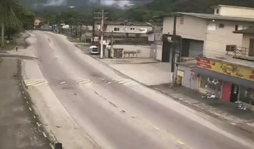 Taubaté: Rodovia Oswaldo Cruz é totalmente interditada para limpeza da pista