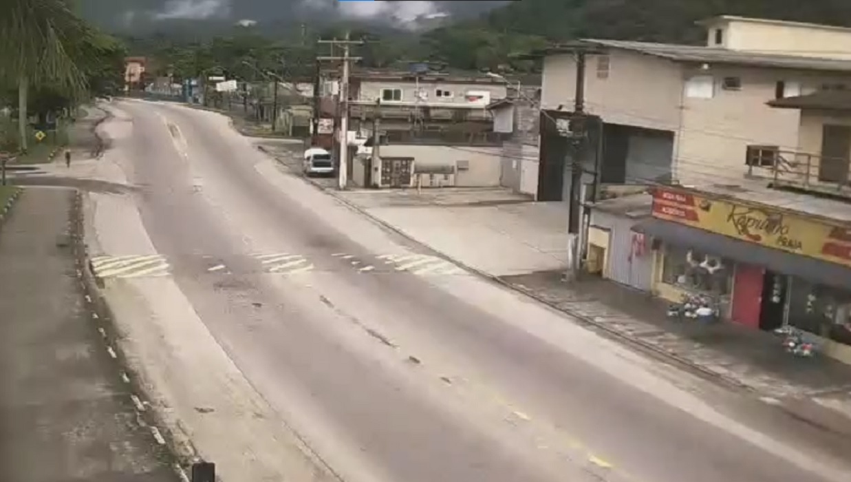 Taubaté: Rodovia Oswaldo Cruz é totalmente interditada para limpeza da pista