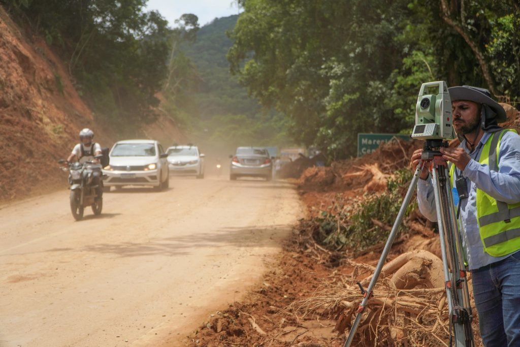 DER libera parte do tráfego no km 174 da Rio-Santos entre São Sebastião e Ubatuba