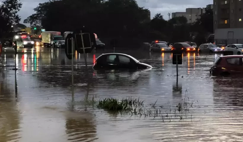 Forte chuva causou estragos em Taubaté nesta quinta-feira (23)
