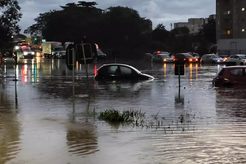 Forte chuva causou estragos em Taubaté nesta quinta-feira (23)