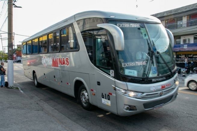 Ônibus que serve a linha do transporte universitário em São Sebastião
