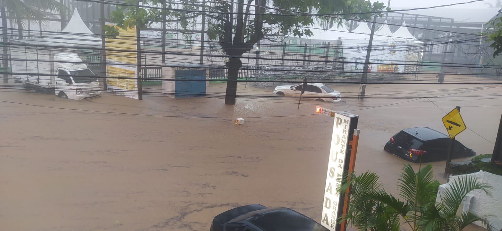 Forte chuva deixa avenida completamente alagada em Ilhabela, no Litoral Norte