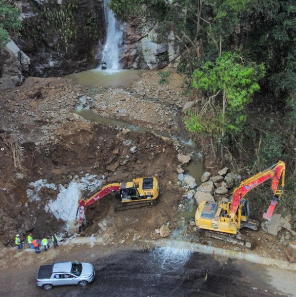 Obra de recuperação da Rio-Santos (SP-055), a Rodovia Dr. Manoel Hyppólito Rego).