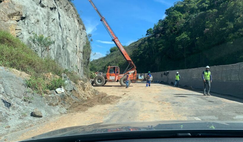 Km 52 da Rodovia dos Tamoios em obras no sentido Litoral Norte