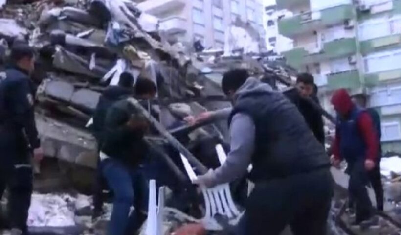 VÍDEO: Terremoto deixa quase mil mortos na Turquia e na Síria