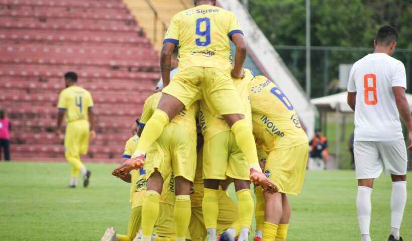 Jogadores do São José EC comemoram primeira vitória na temporada 2023