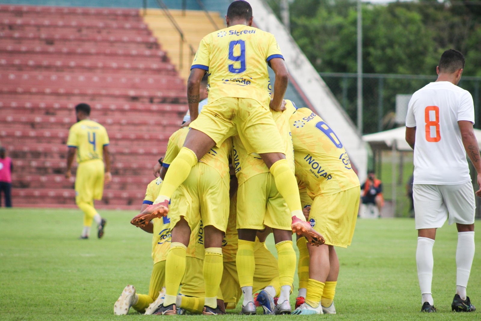 Jogadores do São José EC comemoram primeira vitória na temporada 2023