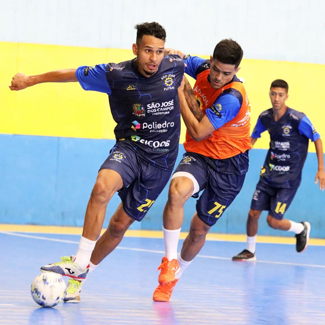 Jogadores do São José Futsal em treinamento no Ginásio Ténis Clube, em São José dos Campos