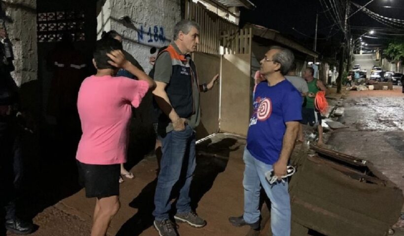 José Saud conversa com moradores. Prefeitura de Taubaté faz reunião de emergência por conta das fortes chuvas