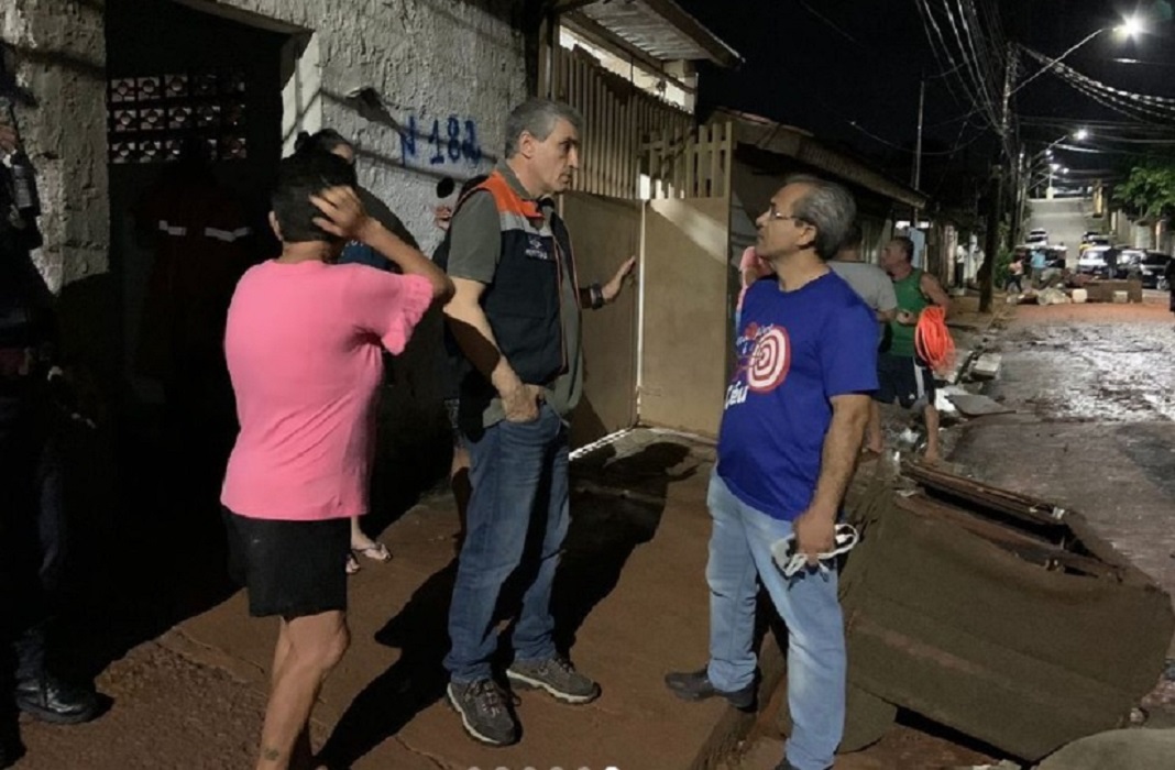 José Saud conversa com moradores. Prefeitura de Taubaté faz reunião de emergência por conta das fortes chuvas