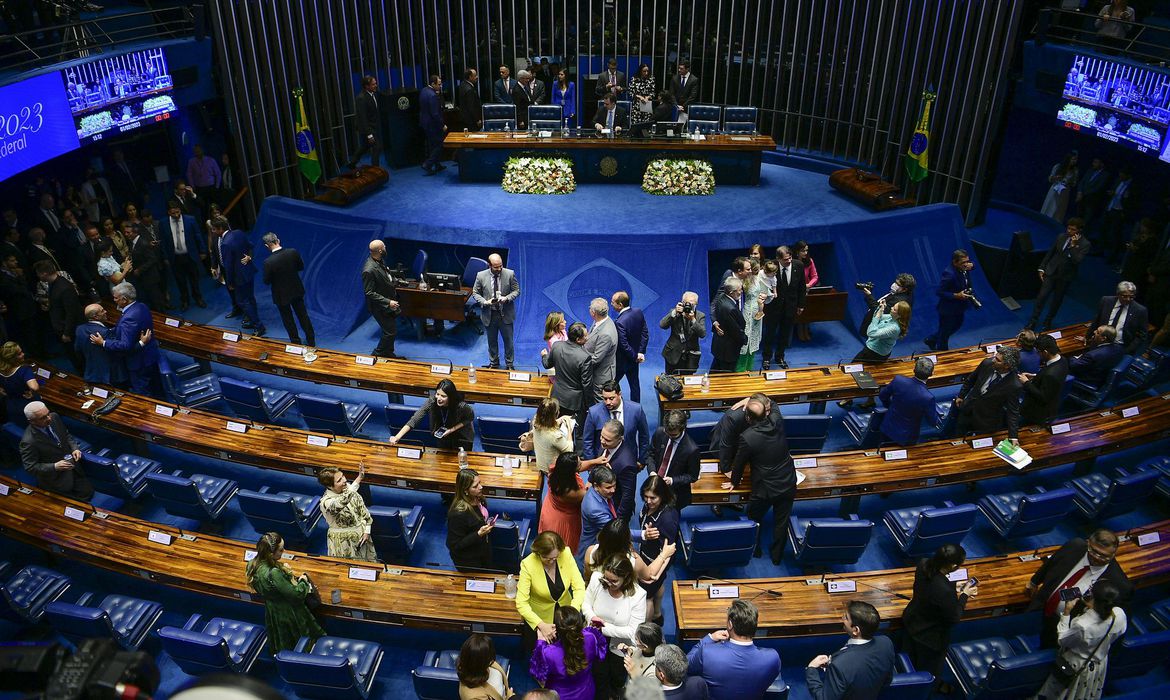 Senadores tomaram posse nesta quarta-feira (01); Três parlamentares disputam a presidência da Câmara