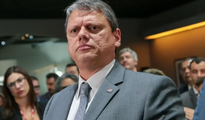 Tarcísio veta distribuição gratuita de absorventes em escolas de São Paulo