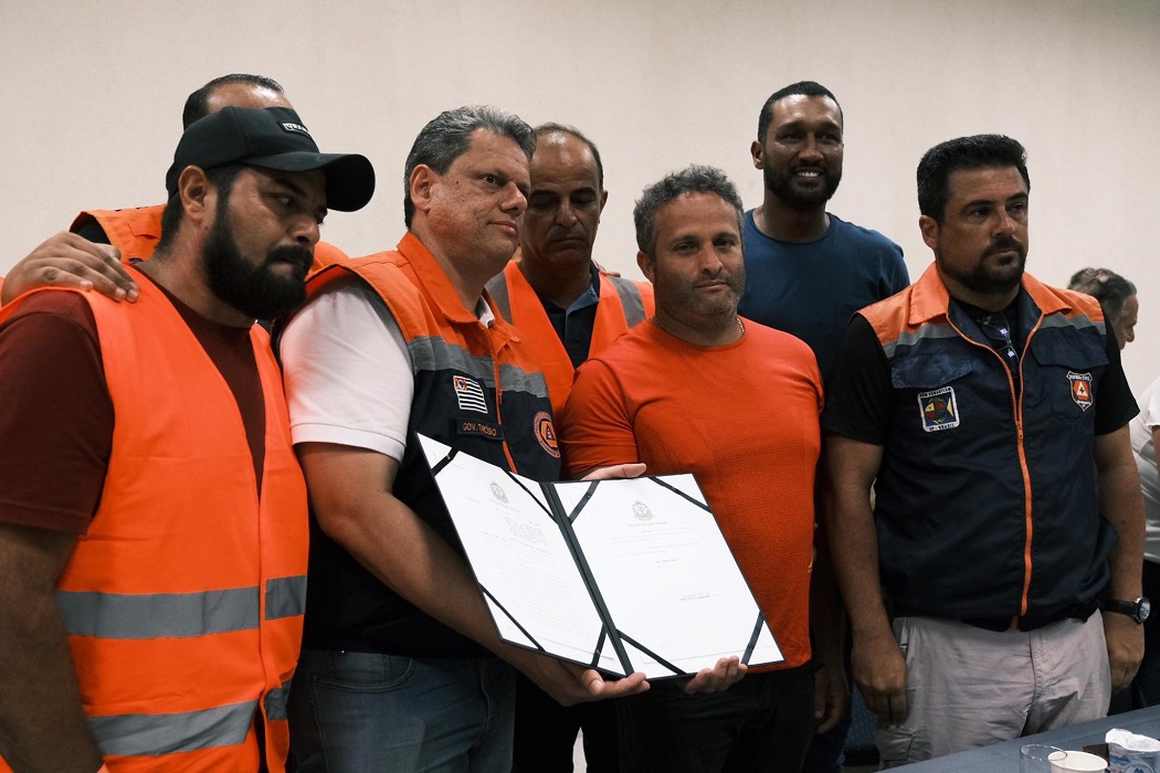 Tarcísio de Freitas, prefeito de São Sebastião, Felipe Augusto e membros da defesa civil