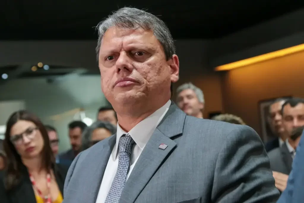 Tarcísio veta distribuição gratuita de absorventes em escolas de São Paulo