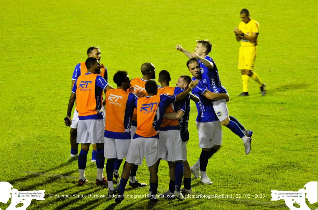 Jogadores do São José EC comemoram gol da vitória sobre o Red Bull Bragantino II no Martins Pereira