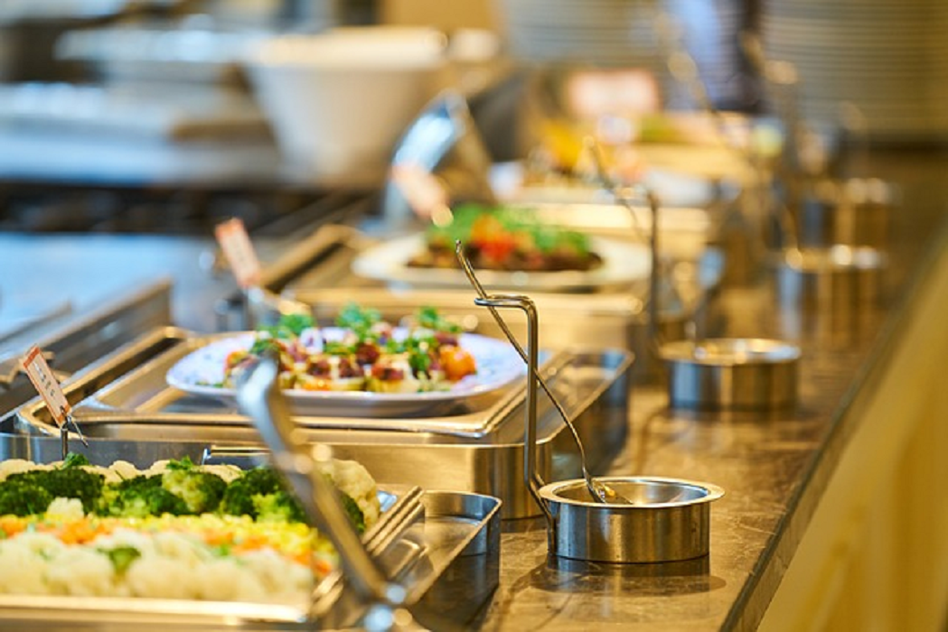 Brasileiro gastou mais de R$ 216 bilhões com comida fora de casa em 2022