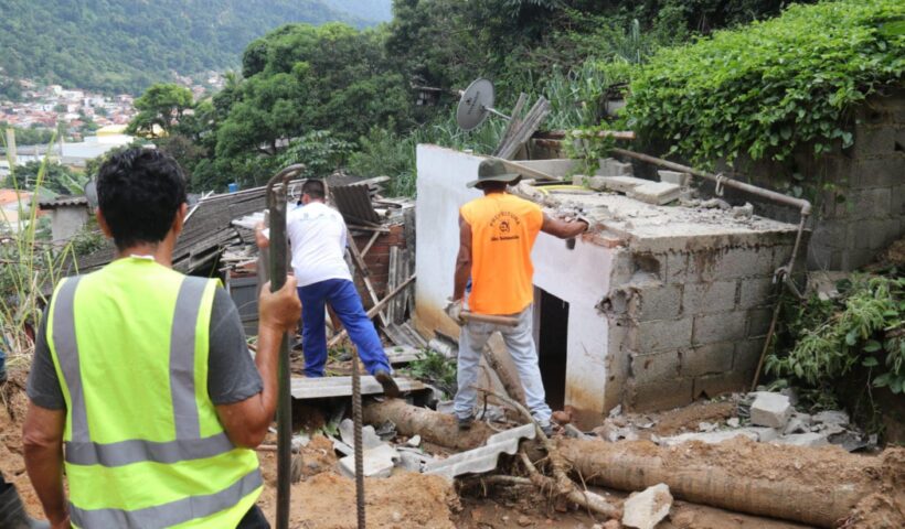 Operação Desmonte: Casas condenadas começam a ser demolidas em São Sebastião
