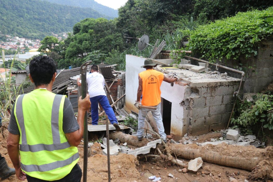 Operação Desmonte: Casas condenadas começam a ser demolidas em São Sebastião