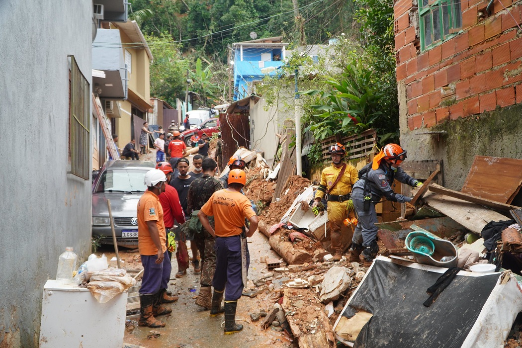 Vítimas do temporal em São Sebastião começam a ser levadas para hotéis e pousadas