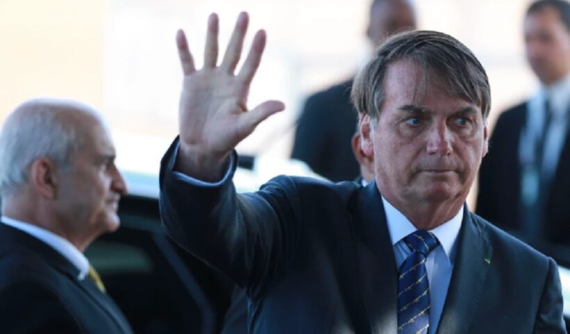 Jair Bolsonaro, que voltou ao Brasil e diz que não quis ficar com jóias sauditas na 'mão grande'