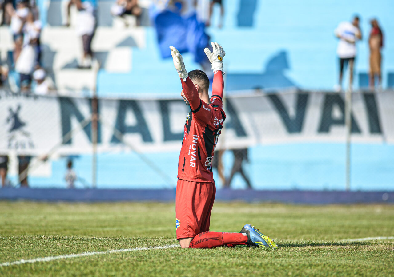 Goleiro do São José EC, Ariel Luciano, no jogo contra o União Suzano na tarde deste sábado (25)