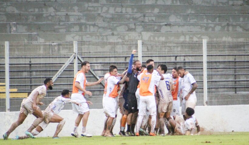 Jogadores do São José EC comemoram o gol da vitória sobre o Capivariano