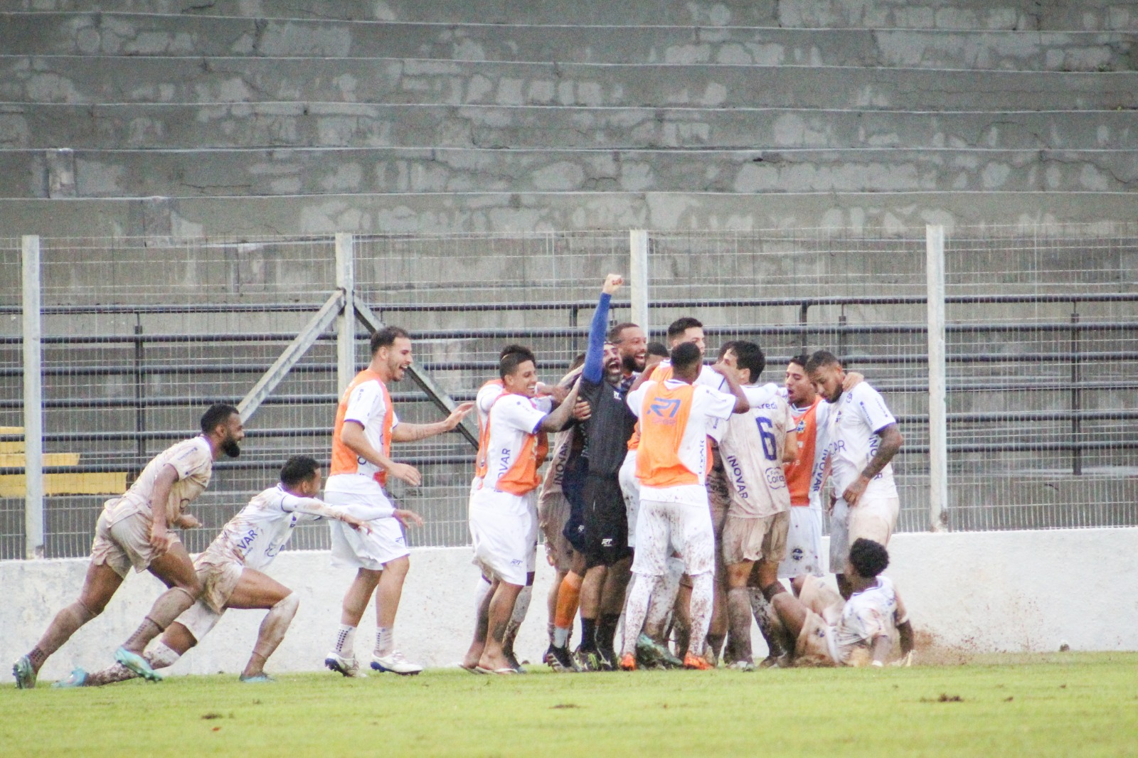 Jogadores do São José EC comemoram o gol da vitória sobre o Capivariano