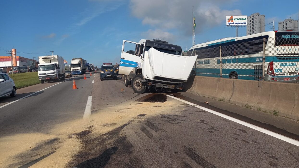 Acidente na manhã desta quinta-feira (16) deixa duas faixas interditadas na via Dutra sentido Rio de Janeiro