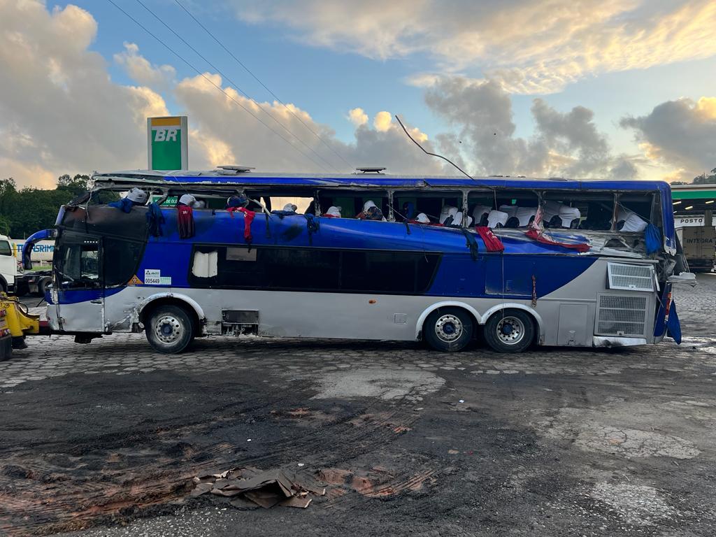 Ônibus com destino a Aparecida tomba na Regis Bittencourt e três pessoas morrem